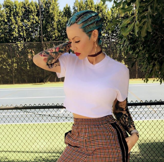 American Amber Rose Shows off green hairstyle Ladies would you rock this   Gistmania