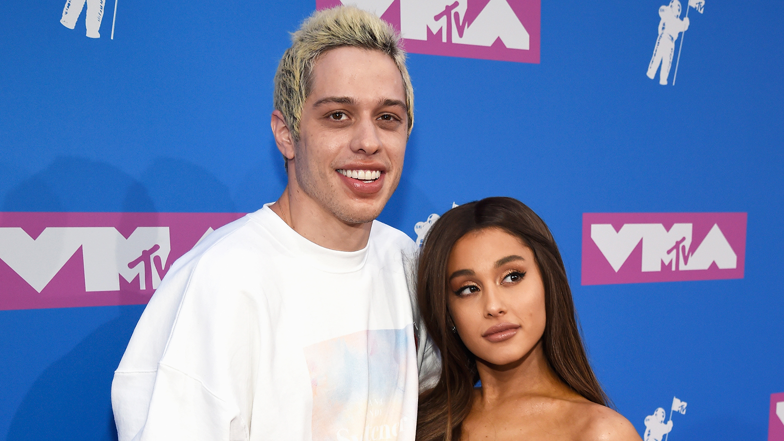 1600px x 900px - Ariana Grande Reveals Pete Davidson Has Big 'Tooth' in ...
