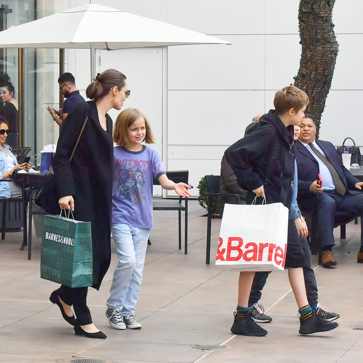 Christmas Angelina Maddox at Jolie Fred with son – shopping Angelina Jolie’s