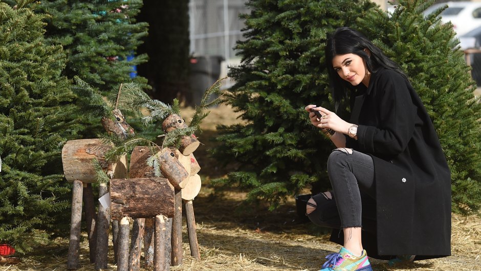 Kylie Jenner, Posing, Christmas Tree