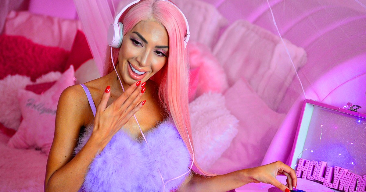 Farrah Abraham Poses In Pink For Sexy Christmas Photoshoot