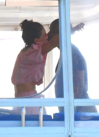 atie Holmes and boyfriend Jamie Foxx kiss while spending New Year's weekend together on a private yacht in Miami seo: Katie Holmes and Jamie Foxx Kiss On Yacht In Miami