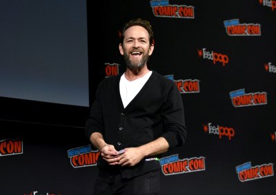 Luke Perry wearing a sweater at comic con
