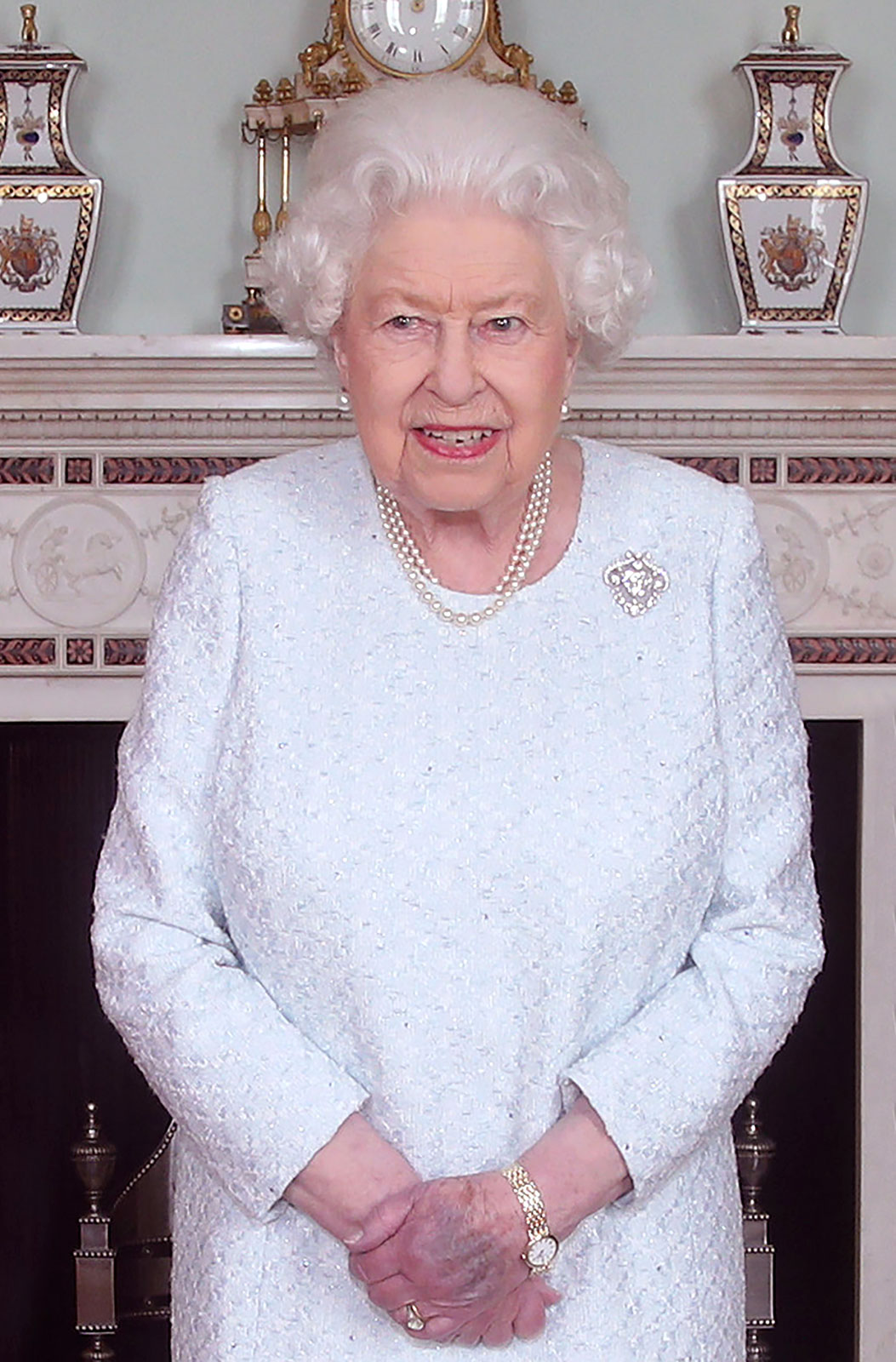 Ouch! Queen Elizabeth's Hand Is Completely Purple in New Photos | In ...