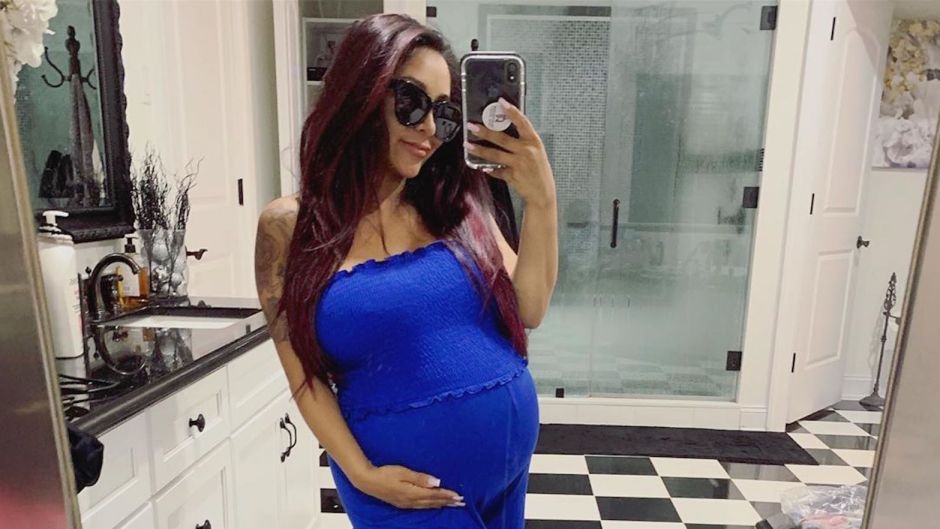 Nicole 'Snooki' Polizzi Wearing a Blue Outfit and Taking a Selfie