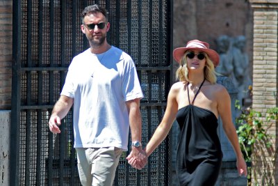 Jennifer-Lawrence-and-Cooke-Maroney-Summer-Sunglasses-Hat-Hall-Pass