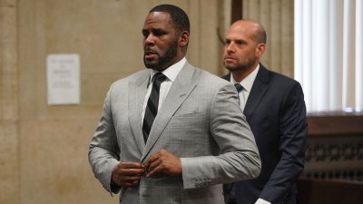 R. Kelly Adjusts Suit Jacket Button in Court