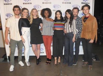 luke perry posed for a photo with the riverdale cast at wondercon 2017