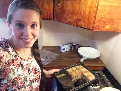 Jill Duggar Selfie Smiling In Kitchen With A Batch of Brownies In A Pan