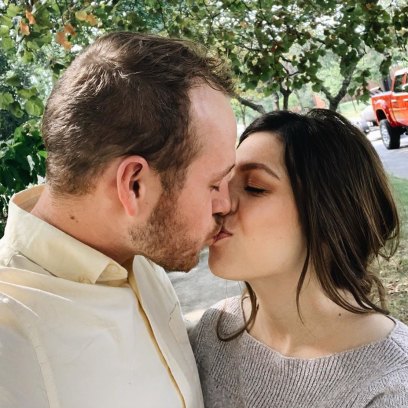 Josiah and Lauren Duggar Kissing — See Their Cutest Photos
