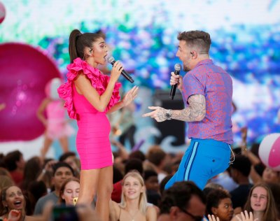 Sarah Hyland Wearing a Pink Outfit With Jordan McGraw at the Teen Choice Awards