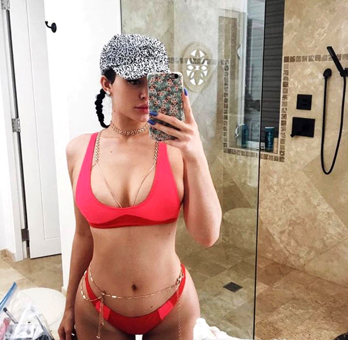 Leaked kylie jenner posing in sexy tight bikini