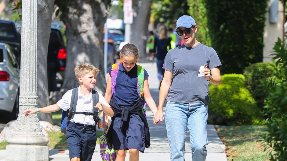 Jennifer Garner Wearing Sunglasses and a Baseball Cap With Her 2 Kids