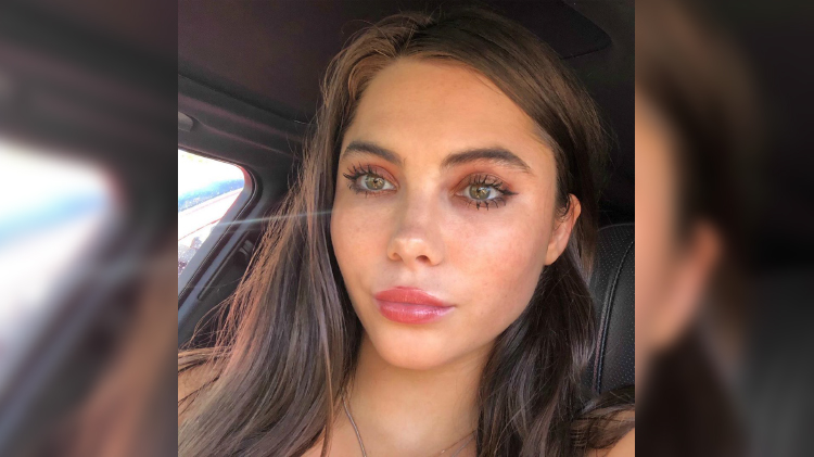 mckayla maroney stares into the camera in a fresh faced selfie mckayla maroney addresses father's death on instagram after social media hiatus