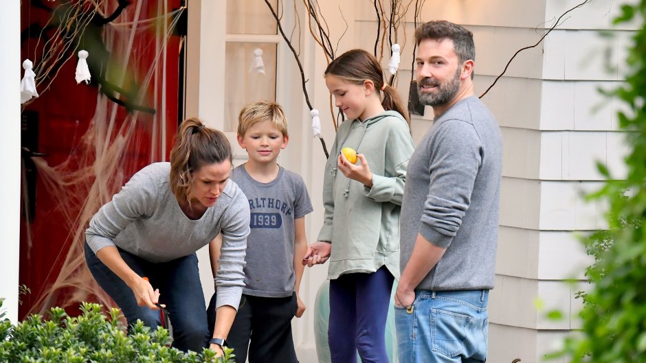 Ben Affleck Wearing a Gray Shirt With Jennifer Garner and His Kids