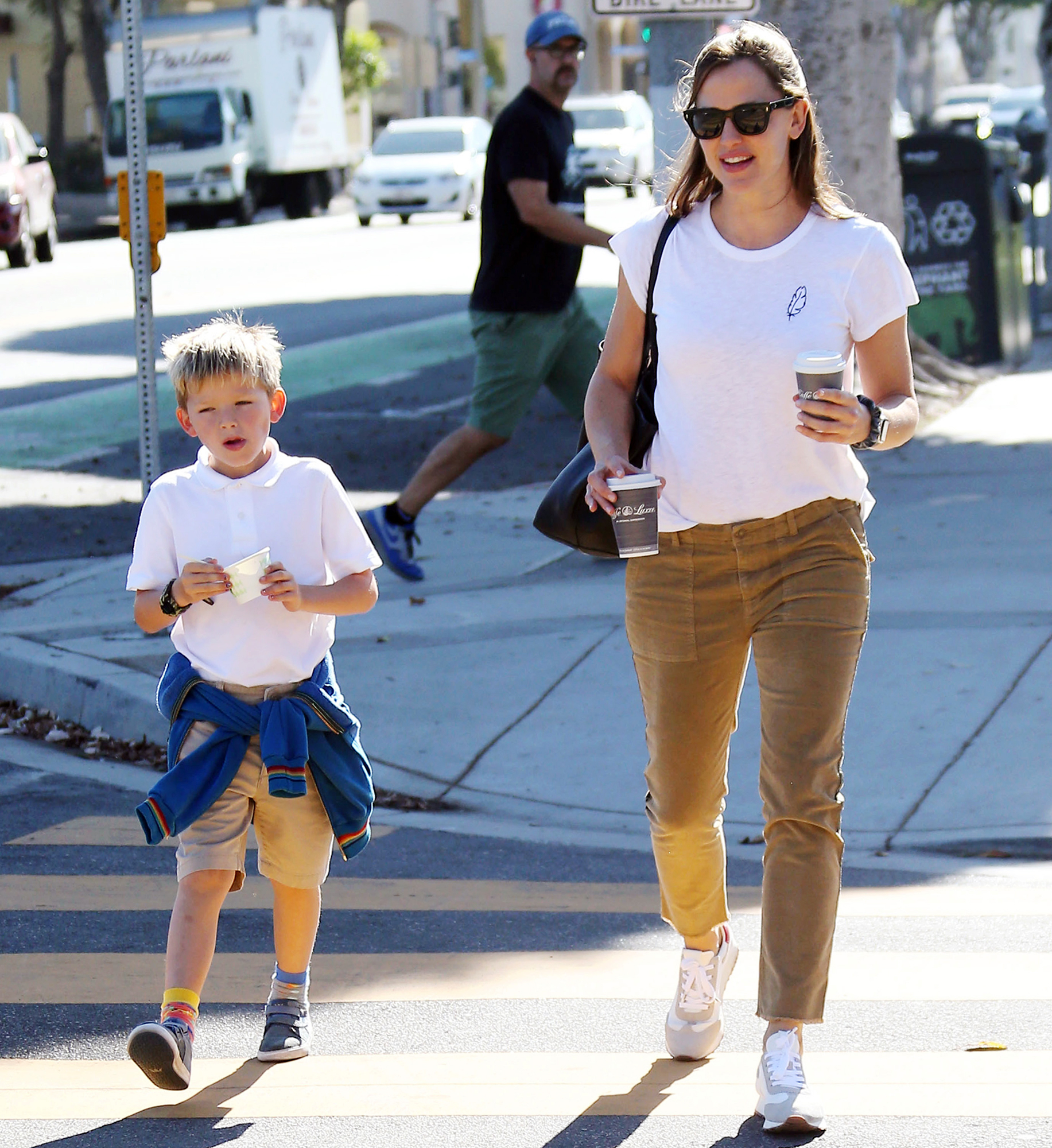 I tide afbrudt eksistens Jennifer Garner and Son Samuel Wear Matching Outfits in L.A.