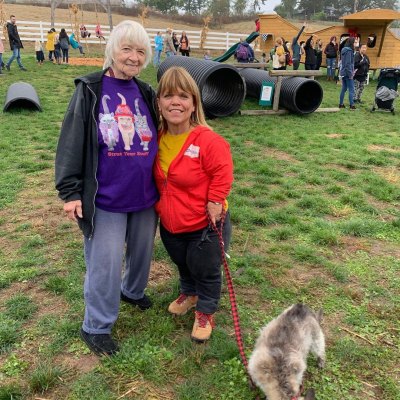 amy roloff posing with a visitor to roloff farms