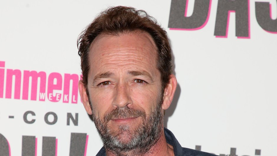 late actor wore a dark gray button down t shirt on the entertainment weekly party red carpet party for comic con 2018 luke perry's kids share birthday messages