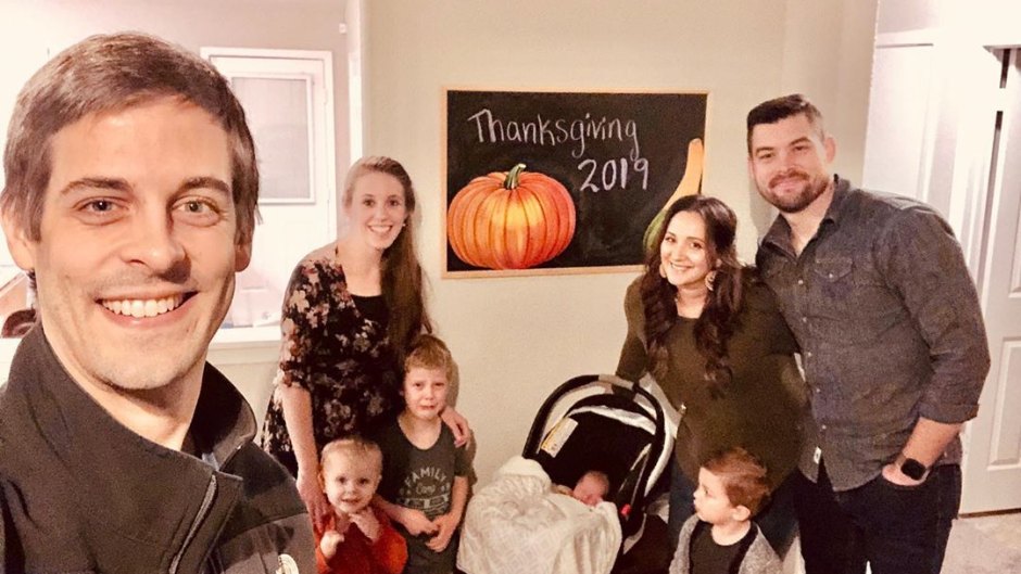 Derick Dillard Takes Thanksgiving Selfie With Family and Friends
