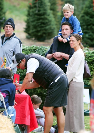Jen Garner Hesitant to Include Ben Affleck in X Mas Activities With Kids