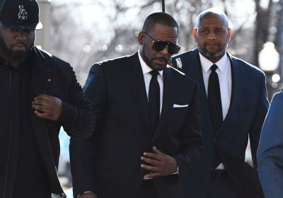 r-kelly-walking-into-court