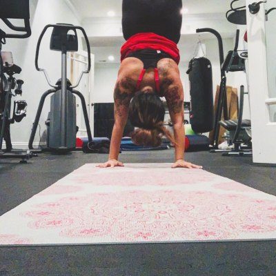 snooki doing a handstand during her workout
