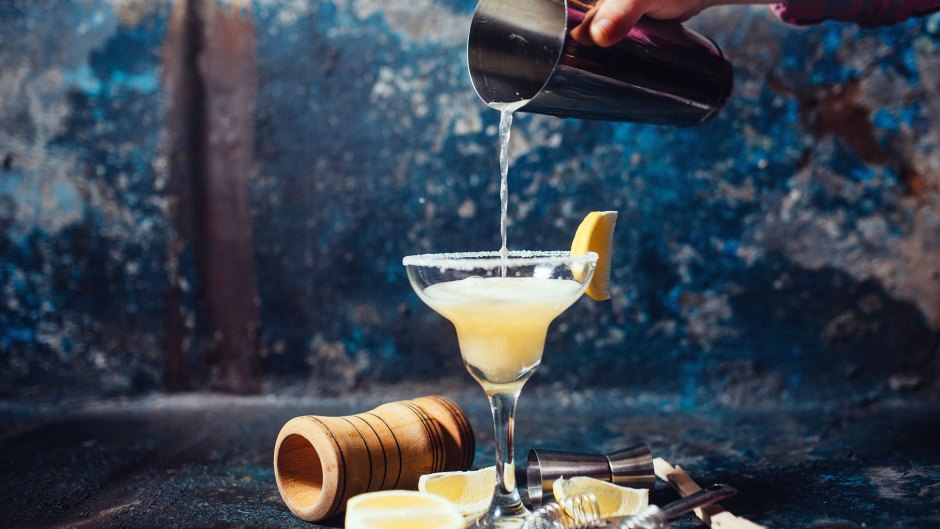 Bartender-Pouring-Margarita