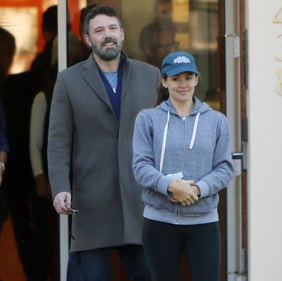 Jennifer Garner Wearing a Blue Sweatshirt and Baseball Cap With Ben Affleck