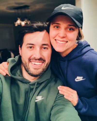 Jinger and Jeremy Vuolo Snap Cozy Selfie In Matching Sweatshirts