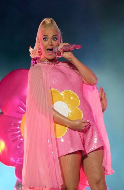 katy-perry-performing-pregnant