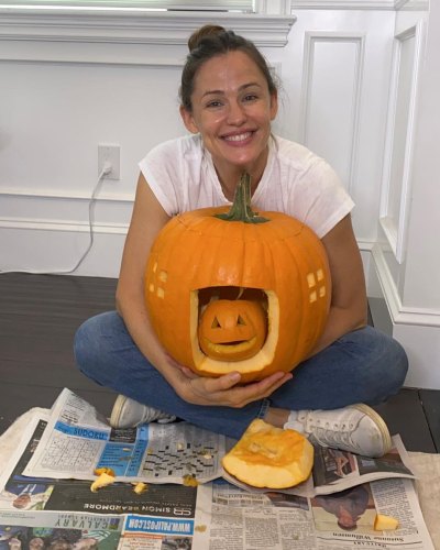 Jennifer Garner Claps Back at Pregnancy Rumors After Sharing Pumpkin Pic