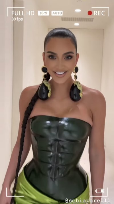 kim-kardashian-christmas-outfit-2020