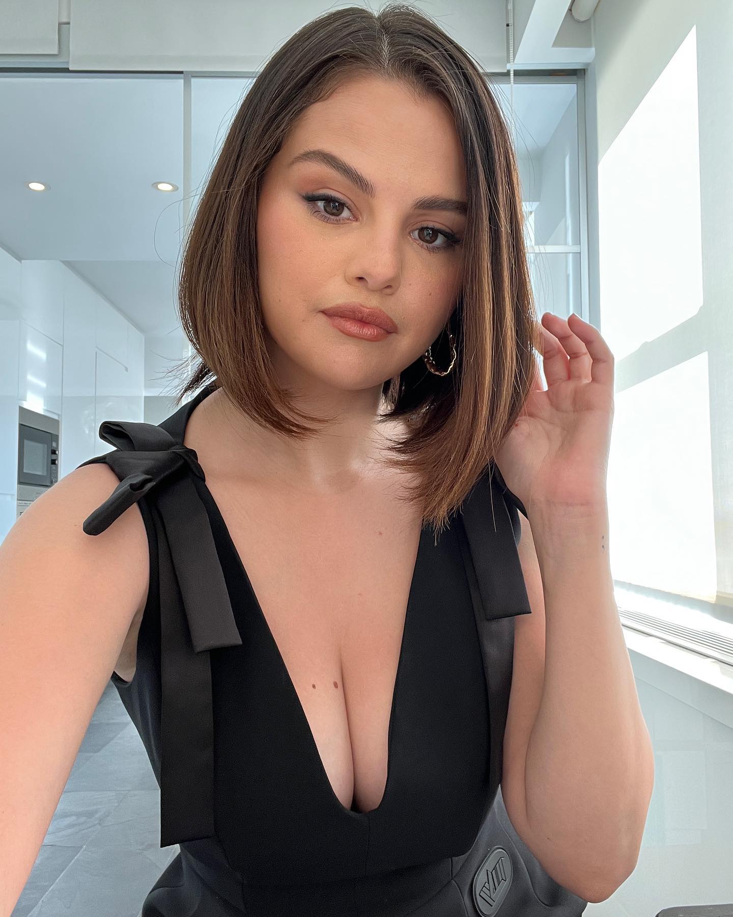 Selena Gomez Tits - Selena Gomez Braless: Photos of the Singer Not Wearing a Bra