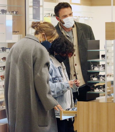 Jennifer Lopez and Ben Affleck Take Daughter Shopping