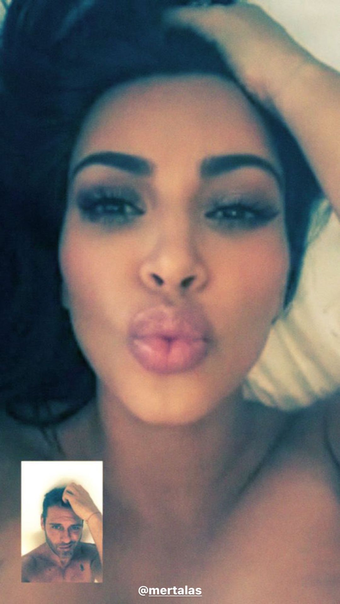 Kim Kardashian Lounges In Bed Topless Amid Kanye Drama Photo Teazilla