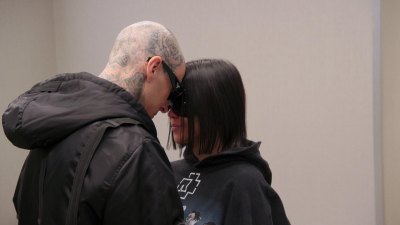 Kourtney Kardashian, Travis Barker Detil Seks NSFW Membersihkan Di Tengah IVF