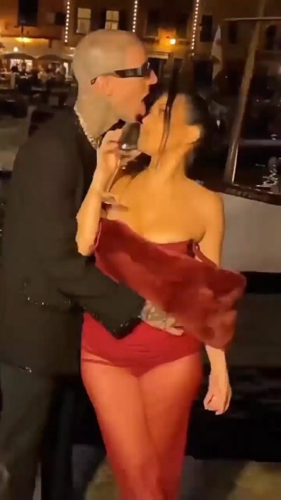 Travis Barker Menjilat Istri Kourtney Kardashian Selama Akhir Pekan Pernikahan Italia