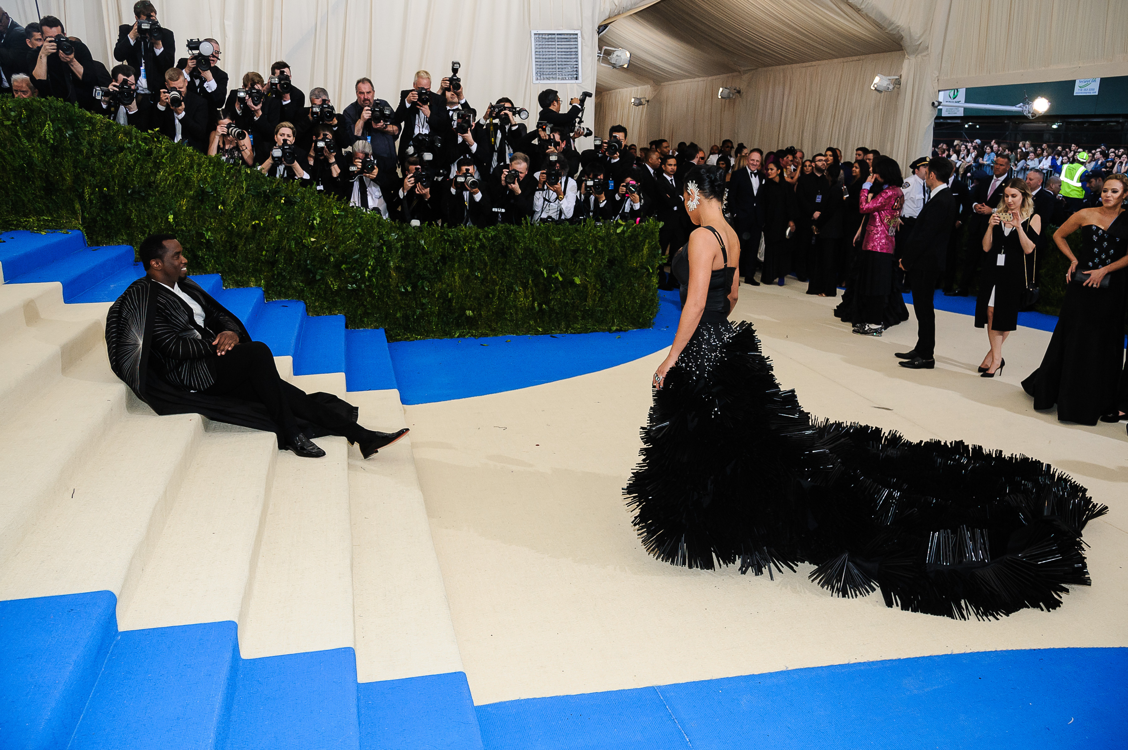 Revolutionerende krølle mover Who Fell at the Met Gala? Celebs Who Fell Down Stairs