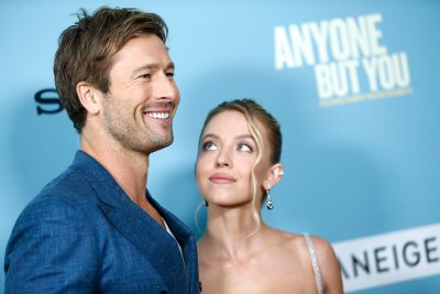 Anyone But You stars Glen Powell and Sydney Sweeney pose at the New York premiere of the film