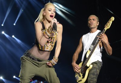 Gwen Stefani and Tony Kanal perform on stage at the KAABOO festival in 2015.