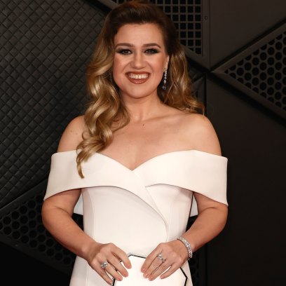 Kelly Clarkson Shows Off Major Weight Loss in All-White at the 2024 Grammy Awards: Red Carpet Photos